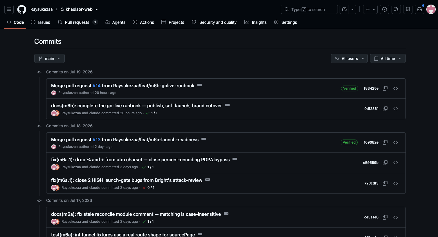 หน้า Commits จริง เห็นรายการจุดเซฟพร้อมข้อความอธิบาย วันที่ และป้าย Verified